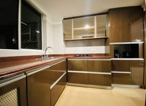 Basic Apartment | Private kitchen | Dishwasher, cookware/dishes/utensils