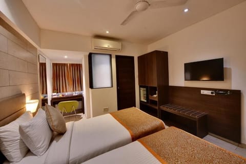 Executive Twin Room | Minibar, in-room safe, desk, soundproofing