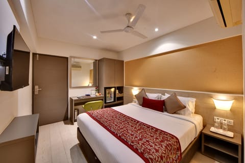 Executive Room | Minibar, in-room safe, desk, soundproofing