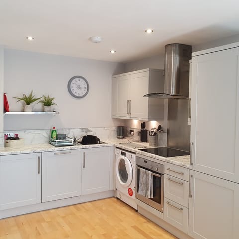 A Superb One Bed Apart In Heart Of City | Private kitchen | Fridge, microwave, oven, stovetop