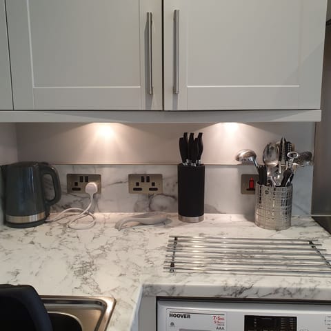 A Superb One Bed Apart In Heart Of City | Private kitchen | Fridge, microwave, oven, stovetop