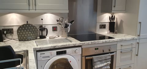 A Superb One Bed Apart In Heart Of City | Private kitchen | Fridge, microwave, oven, stovetop