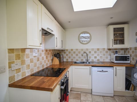 Cottage | Private kitchen | Fridge, dishwasher, electric kettle, toaster