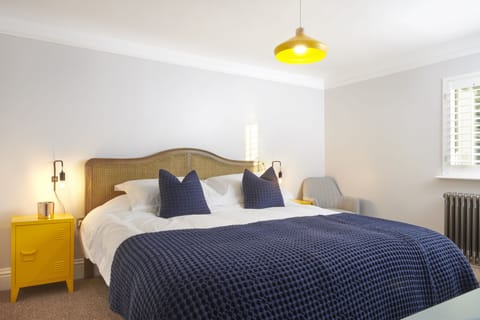 Classic Room, 1 King Bed, Non Smoking, Garden View | Premium bedding, memory foam beds, soundproofing, iron/ironing board