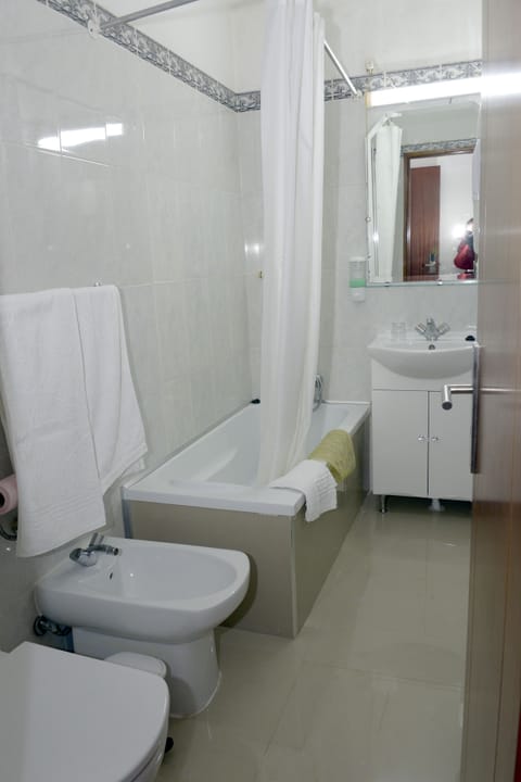 Bathtub, free toiletries, hair dryer, bidet