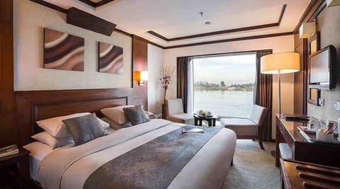 Deluxe Twin Room, Balcony, River View | Pillowtop beds, free minibar, bed sheets