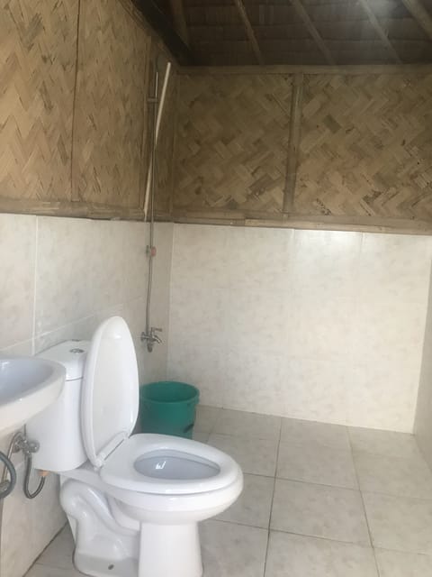 Shower, rainfall showerhead, free toiletries, bidet