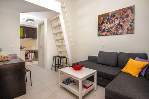 Studio Sea View | Living area | 32-inch flat-screen TV with cable channels, TV