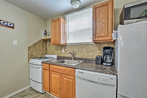 Cottage (2 Bedrooms) | Private kitchen | Microwave, oven, stovetop, blender