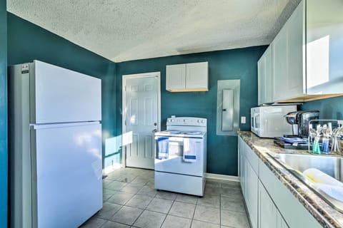 House (3 Bedrooms) | Private kitchen | Microwave, oven, stovetop, cookware/dishes/utensils