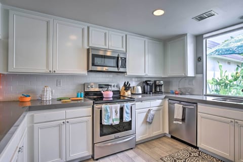 Apartment (2 Bedrooms) | Private kitchen | Microwave, oven, stovetop, dishwasher