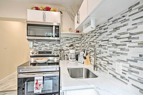 Apartment (0 Bedroom) | Private kitchen | Microwave, oven, stovetop, cookware/dishes/utensils