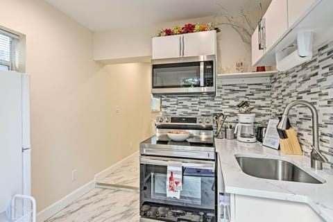 Apartment (0 Bedroom) | Private kitchen | Microwave, oven, stovetop, cookware/dishes/utensils