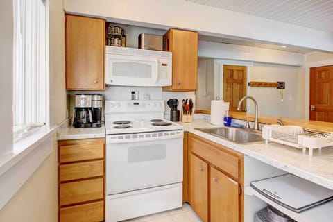 Apartment (2 Bedrooms) | Private kitchen | Microwave, oven, stovetop, blender