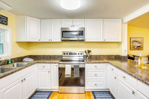 House (4 Bedrooms) | Private kitchen | Microwave, oven, stovetop, dishwasher