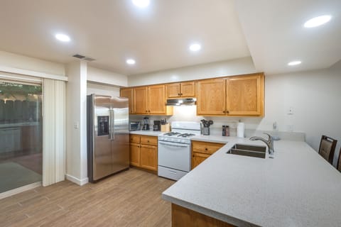 Apartment (3 Bedrooms) | Private kitchen | Microwave, oven, stovetop, dishwasher