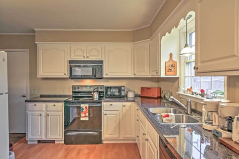 House (3 Bedrooms) | Private kitchen | Microwave, oven, stovetop, dishwasher