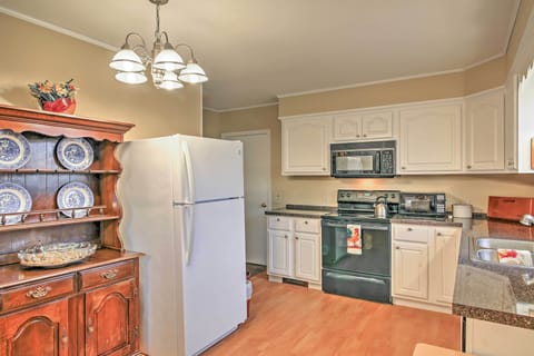 House (3 Bedrooms) | Private kitchen | Microwave, oven, stovetop, dishwasher