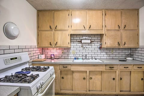 House (3 Bedrooms) | Private kitchen | Microwave, oven, stovetop, cookware/dishes/utensils