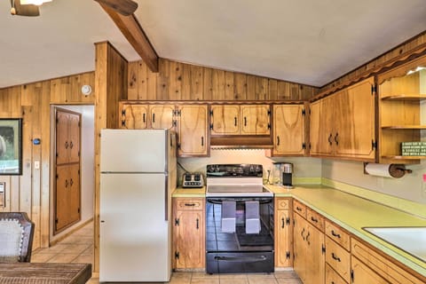 House (2 Bedrooms) | Private kitchen | Highchair, paper towels