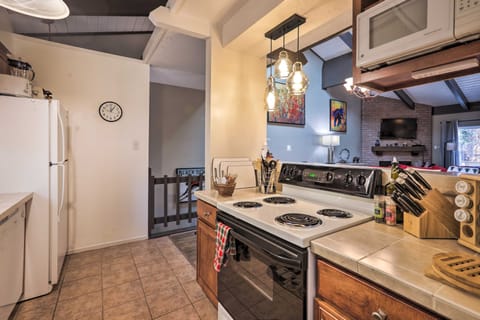 Apartment (3 Bedrooms) | Private kitchen | Microwave, oven, stovetop, dishwasher