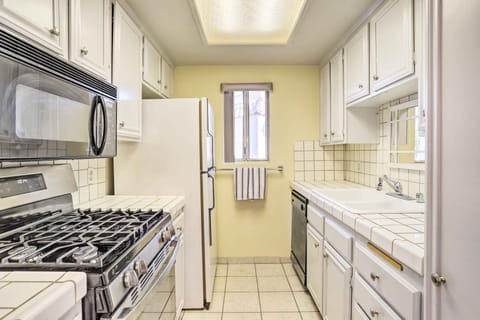 Apartment (2 Bedrooms) | Private kitchen | Microwave, oven, stovetop, dishwasher