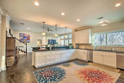 House (5 Bedrooms) | Interior