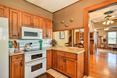 House (4 Bedrooms) | Private kitchen | Microwave, oven, stovetop, dishwasher