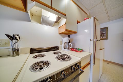 Apartment (0 Bedroom) | Private kitchen | Microwave, oven, stovetop, dishwasher