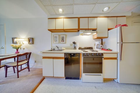 Apartment (0 Bedroom) | Private kitchen | Microwave, oven, stovetop, dishwasher