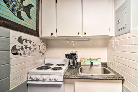 Apartment (0 Bedroom) | Private kitchen | Microwave, oven, stovetop, cookware/dishes/utensils