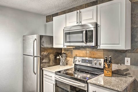 Apartment (2 Bedrooms) | Private kitchen | Microwave, oven, stovetop, dishwasher