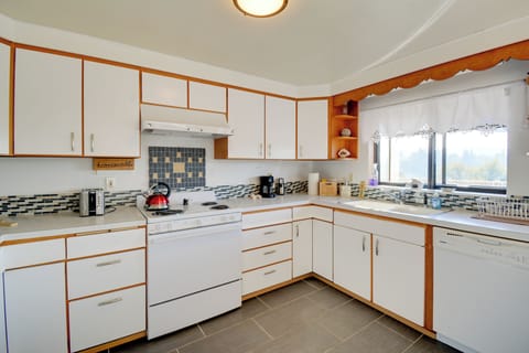 House (2 Bedrooms) | Private kitchen | Microwave, oven, stovetop, dishwasher