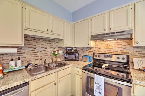 Apartment (2 Bedrooms) | Private kitchen | Microwave, oven, stovetop, dishwasher