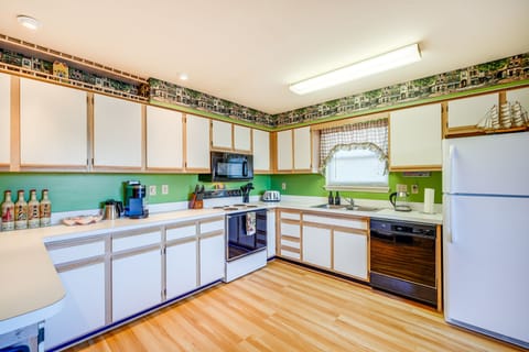 Apartment (2 Bedrooms) | Private kitchen | Microwave, oven, stovetop, dishwasher