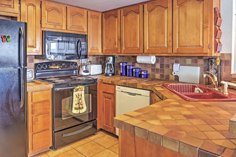 Apartment (1 Bedroom) | Private kitchen | Microwave, oven, stovetop, cookware/dishes/utensils