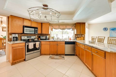 House (3 Bedrooms) | Private kitchen | Microwave, oven, stovetop, dishwasher