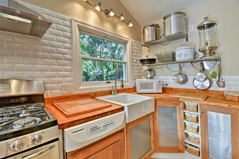 Cottage (1 Bedroom) | Private kitchen | Microwave, oven, stovetop, dishwasher