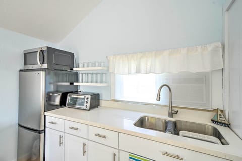 Apartment (0 Bedroom) | Private kitchen | Microwave, cookware/dishes/utensils, paper towels