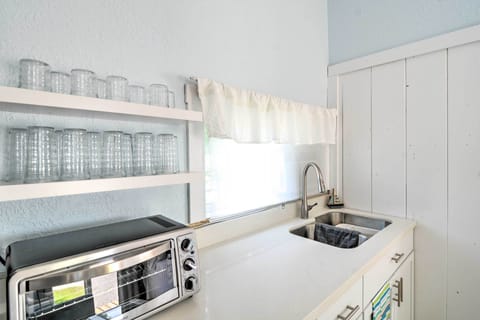 Apartment (0 Bedroom) | Private kitchen | Microwave, cookware/dishes/utensils, paper towels