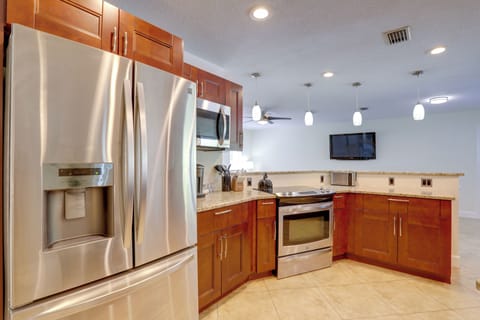 House (4 Bedrooms) | Private kitchen | Microwave, oven, stovetop, dishwasher