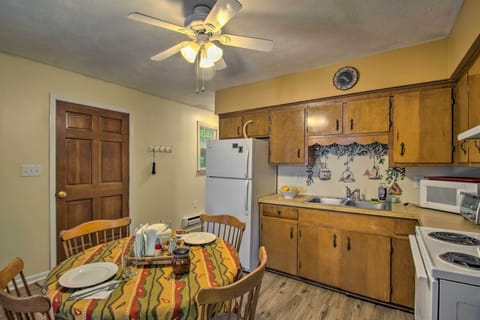 House (2 Bedrooms) | Private kitchen | Microwave, oven, stovetop, coffee/tea maker