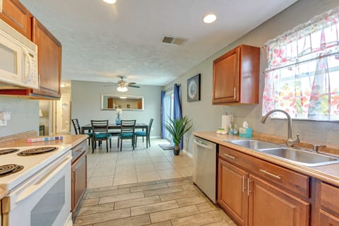 House (3 Bedrooms) | Private kitchen | Microwave, oven, stovetop, dishwasher