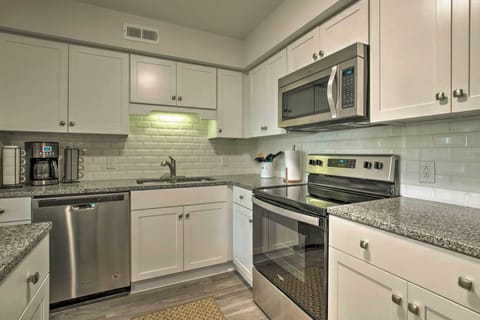 Apartment (3 Bedrooms) | Private kitchen | Microwave, oven, stovetop, dishwasher