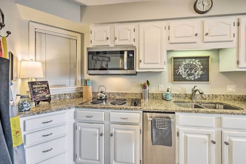 Apartment (2 Bedrooms) | Private kitchen | Paper towels