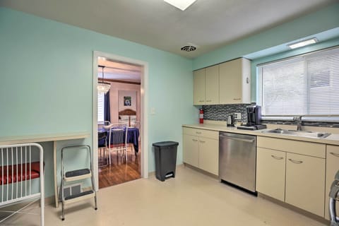 Apartment (4 Bedrooms) | Private kitchen | Microwave, oven, stovetop, dishwasher