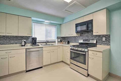 Apartment (4 Bedrooms) | Private kitchen | Microwave, oven, stovetop, dishwasher