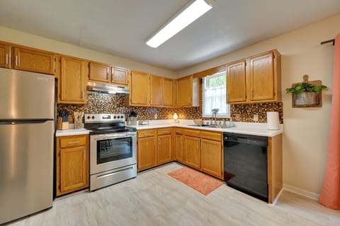 House (2 Bedrooms) | Private kitchen | Microwave, oven, stovetop, dishwasher