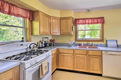 House (3 Bedrooms) | Private kitchen | Microwave, oven, stovetop, dishwasher