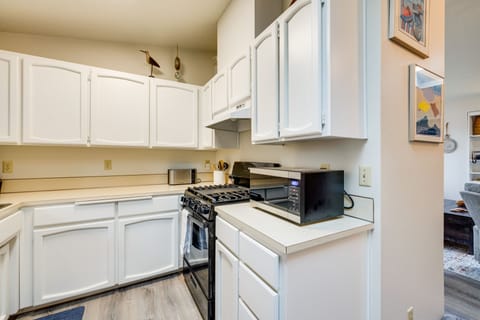 Cottage (2 Bedrooms) | Private kitchen | Microwave, oven, stovetop, dishwasher